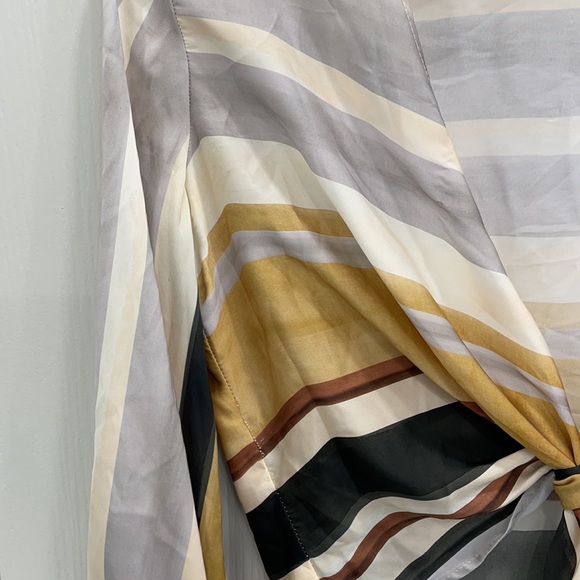 Silky Zara blouse with front tie. - Picture 2 of 3